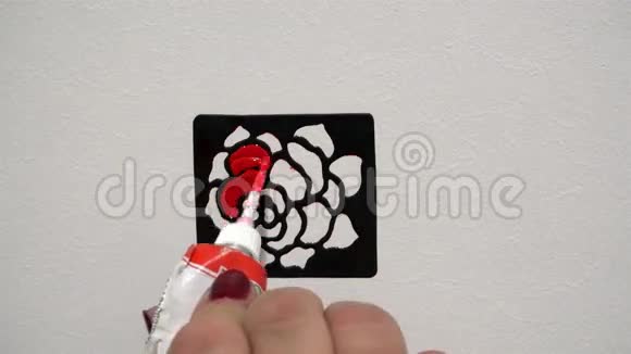 在艺术设计的白墙上画蝴蝶红快速射击视频的预览图