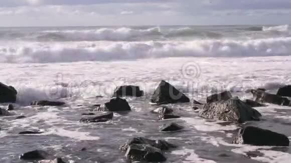 大海中的巨浪巨大的蓝色海洋海浪萨哈林鸟瞰视频的预览图