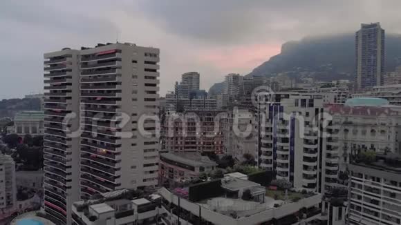 蒙特卡洛和摩纳哥城市夏季法国海镇4D无人驾驶飞机夜间飞行视频的预览图