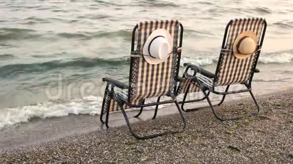 沙滩上的格子躺椅视频的预览图