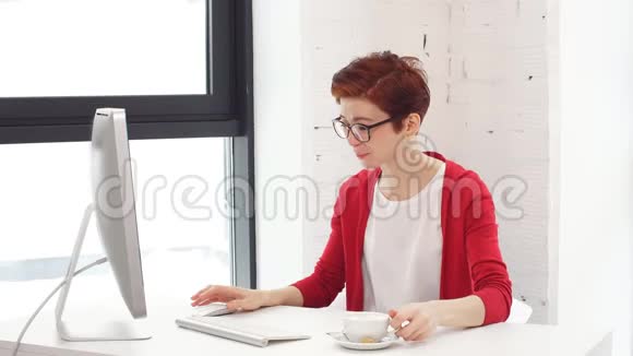 年轻的商务女性在她的办公室网上购物视频的预览图