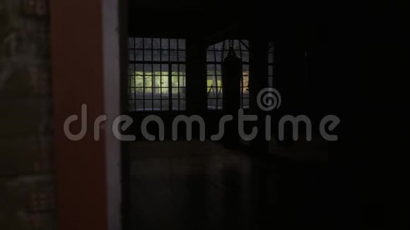 从拳击馆里面拍的在拳击袋后面的镜头在窗户的背景上打袋子视频的预览图