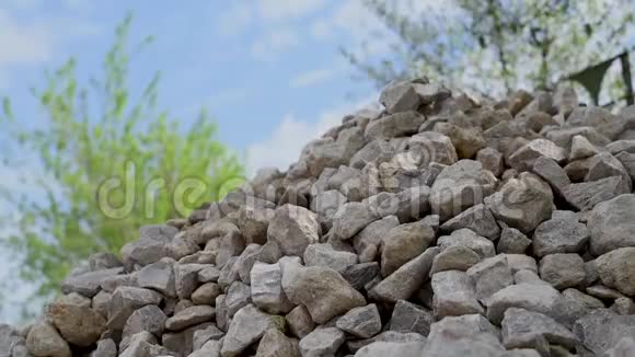 一座石头山一只手把石头扔在山上石头滚下来视频的预览图