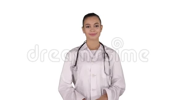 年轻的医生女士在白色背景上展示和展示产品或文本视频的预览图