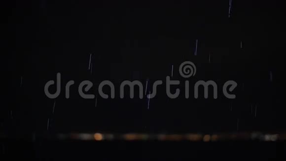 晚上下雨视频的预览图
