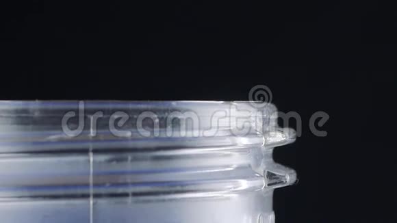 瓶子的脖子靠近视频的预览图