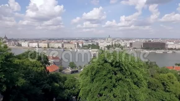 晴天从山上俯瞰布达佩斯多瑙河堤岸全景视频的预览图