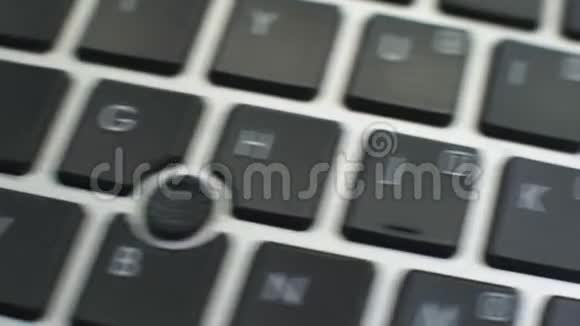 与我们联系电脑键盘上的按钮女性手指按下键视频的预览图