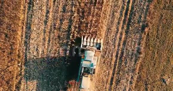 农民使用联合收割机和农田作业的空中镜头视频的预览图