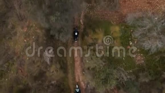 两辆越野摩托车在碎石路上行驶视频的预览图