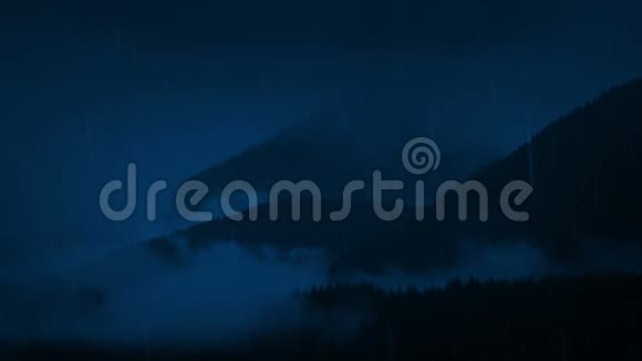 夜幕降临在密斯迪山脉视频的预览图
