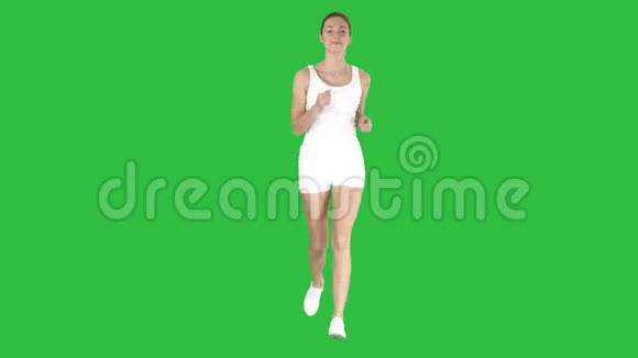 美丽的女人在绿色屏幕上奔跑Chroma键视频的预览图