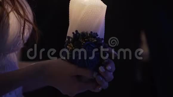 印度妇女手中的迪帕克蜡烛视频的预览图