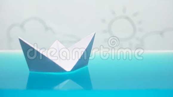 纸船漂浮在浴缸里幸福的阳光未来在地平线上梦想宏观拍摄视频的预览图