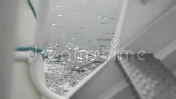 甲板船在水上的视野视频的预览图
