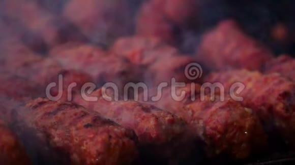 传统食物肉球米高烤架视频的预览图