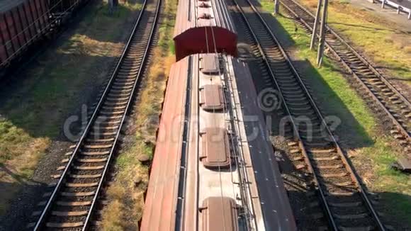集装箱货运列车有许多货运货车运输视频的预览图