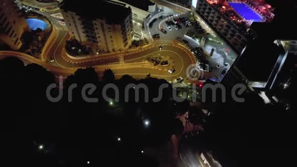 摩纳哥城市蒙特卡洛钻4K航班经赌场和海上游艇港口晚上和晚上时间视频的预览图