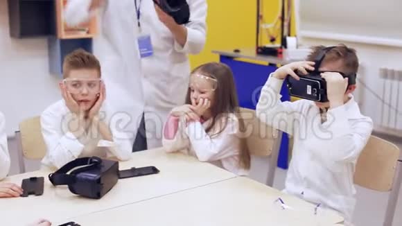 虚拟现实眼镜和现代儿童教育视频的预览图