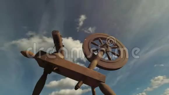 历史木制纺车和云的运动时间流逝视频的预览图