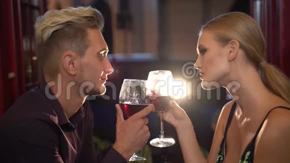 浪漫的气氛围绕着美丽的男人和女人在餐厅喝酒热情地看着对方视频的预览图
