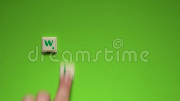 用绿色背景上的字母创建冬天的单词视频的预览图