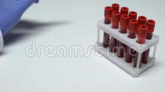 艾滋病毒检测阳性医生提供血样实验室研究健康检查视频的预览图