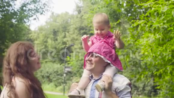 一个婴儿坐在爸爸肩膀上视频的预览图