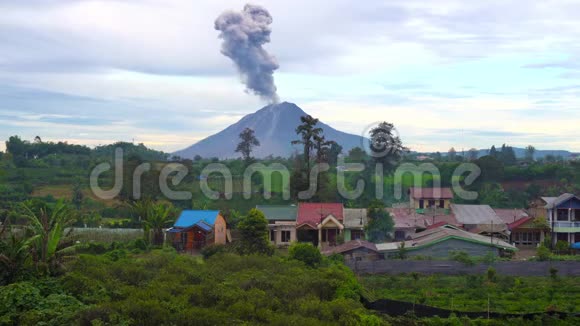 印度尼西亚苏门答腊北部西纳邦火山爆发电影视频的预览图