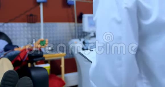 医生检查老人献血4k视频的预览图