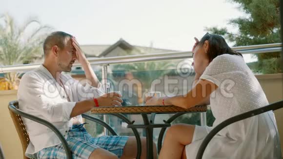 一对相爱的夫妇坐在玻璃桌旁恋爱关系假日浪漫视频的预览图