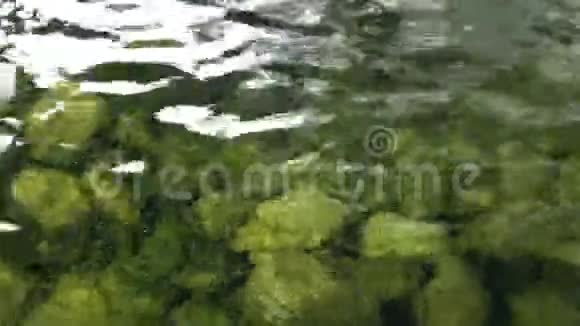 底石和河水背景视频的预览图