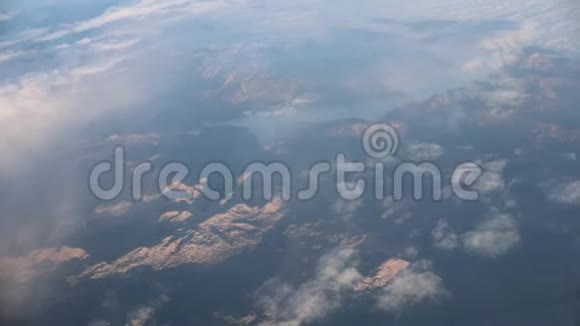旅行从飞机窗口观看山景视频的预览图