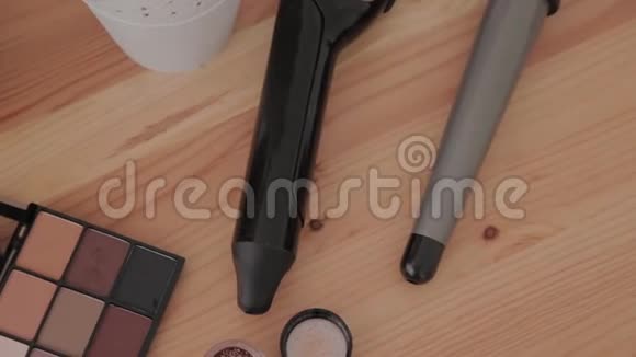 在木制桌子上的化妆室里的专业化妆包视频的预览图