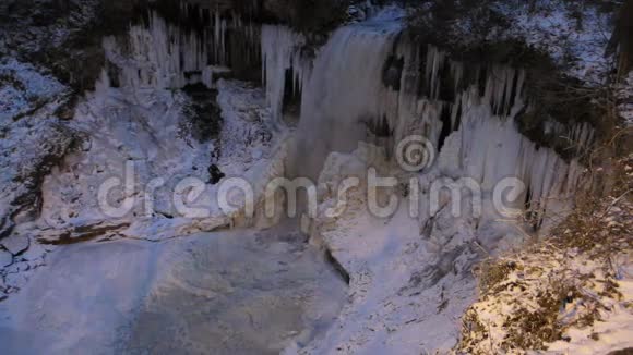 在冰封的Minneahaha瀑布之上视频的预览图