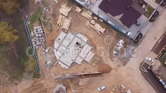 从上面看建筑材料木板岩石砖块和建筑工地上工作的人视频的预览图