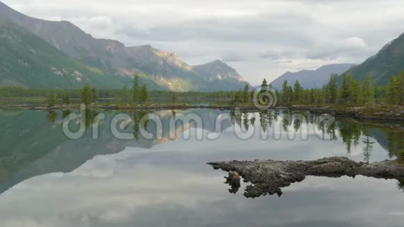 美丽的夏季景观与高山湖俄罗斯东部Sayan的雄伟野性大范围射击视频的预览图