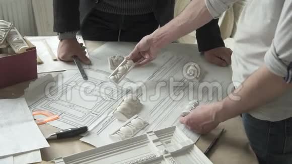 男性雕塑和拱门手比较白色石膏视频的预览图