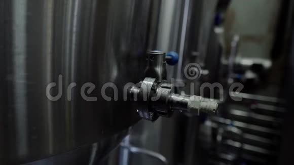 微波炉设备关闭啤酒厂仓库的储罐金属啤酒厂容器小企业概念视频的预览图