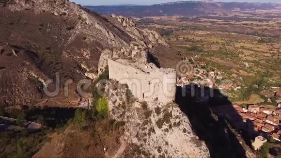 鸟瞰西班牙布尔戈斯卡斯蒂利亚和里昂的波扎德拉萨尔古堡遗址视频的预览图