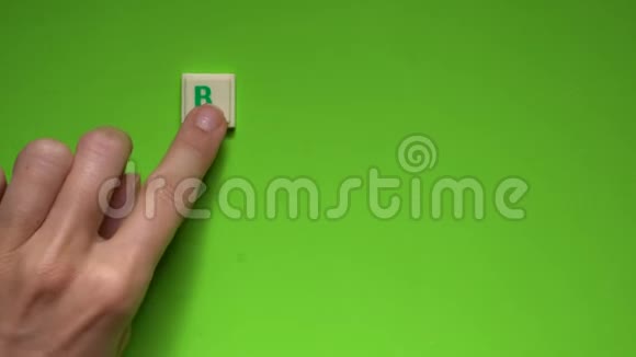 创建品牌产品的文字绿色背景上的字母视频的预览图