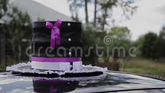 婚车装饰屋顶戴帽子视频的预览图
