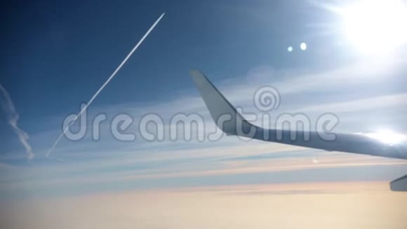 旅行概念从飞机窗口观看阳光明媚的天气和蓝天视频的预览图