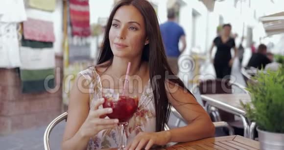 知足的女人在咖啡馆里喝酒视频的预览图