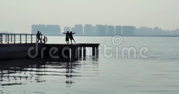 几个女孩在码头为摄影师摆姿势移动摄影视频的预览图