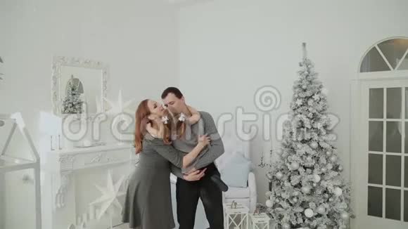 非常幸福的一家人在圣诞节房间里欢笑和玩耍视频的预览图