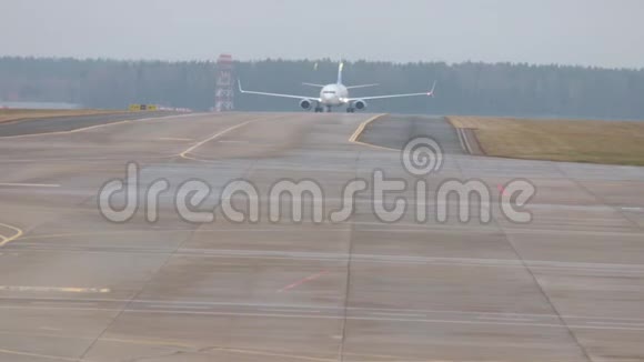 机场一条跑道一架飞机准备起飞视频的预览图