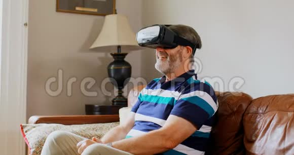 4k客厅使用虚拟现实耳机的老人视频的预览图
