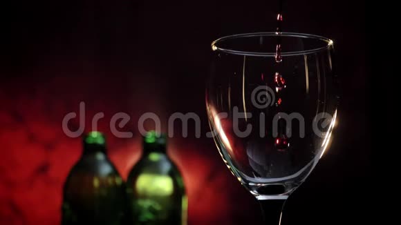 将红酒倒入玻璃拍摄两瓶和深红色背景高质量的视频视频的预览图