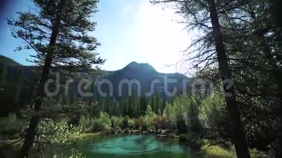 一位年轻女子在风景如画的蓝湖上游山滑50英尺视频的预览图